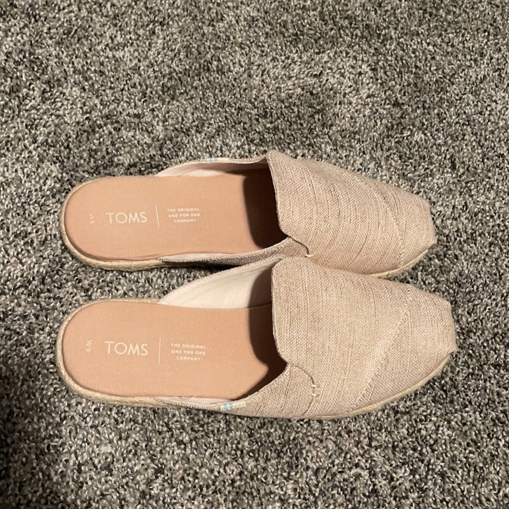 Toms Slip ons. Like new!
